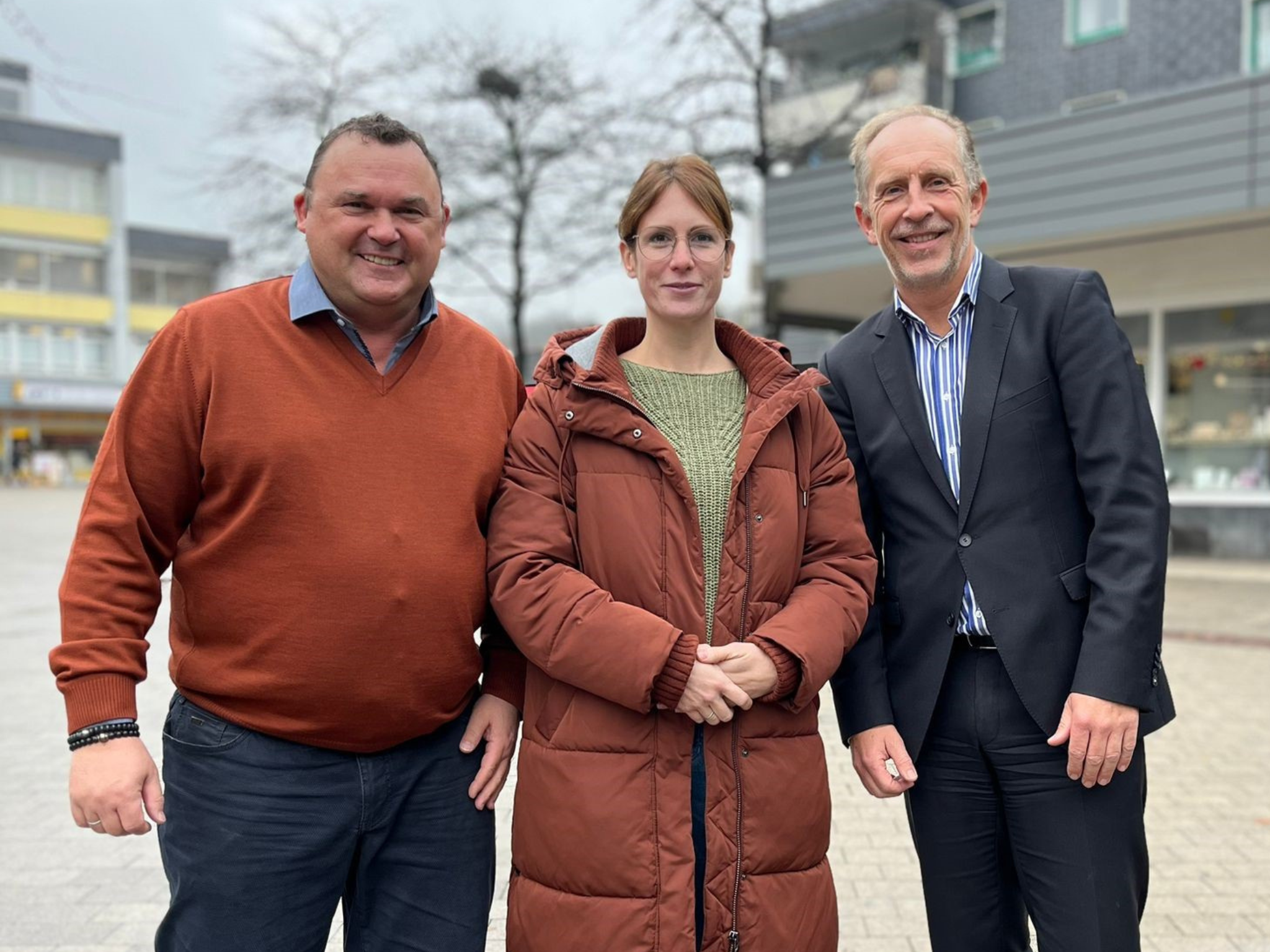 Neuer Vorstand der Werbegemeinschaft Hochdahler Markt e. V. / V.l. 1. vorsitzender Peter Stütz (Goldschmiede am Markt), 2. Vorsitzende Laura Frauenrath (Kleine Reise Welt), Schatzmeister Joachim Lederer (Kreissparkasse Düsseldorf)